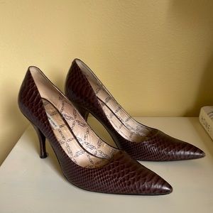 Jones New York Size 8, dark brown reptile print pump
